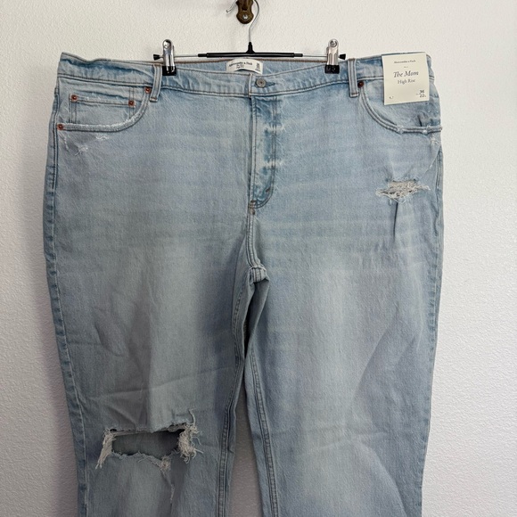 NWT Abercrombie The Mom High Rise Distressed Jeans 36 22 Long - Picture 2 of 7